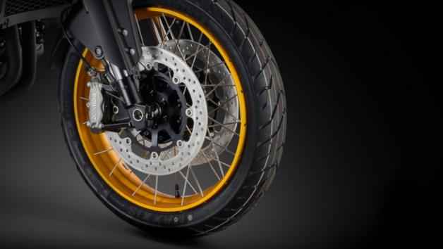 QJ SRT 800Χ: Με 19άρη μπροστινό τροχό και Brembo φρένα 